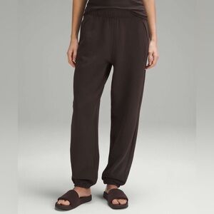 EUC lululemon athletica Scuba Mid-Rise Oversized Jogger in Espresso size 6
